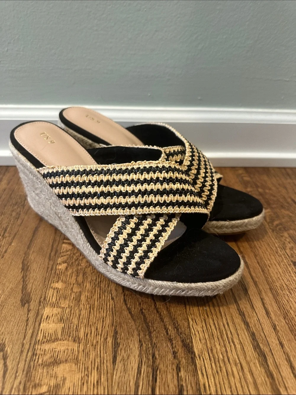 NWOT Crisscross Espadrille Wedge Sandals - Black & Natural sz 9